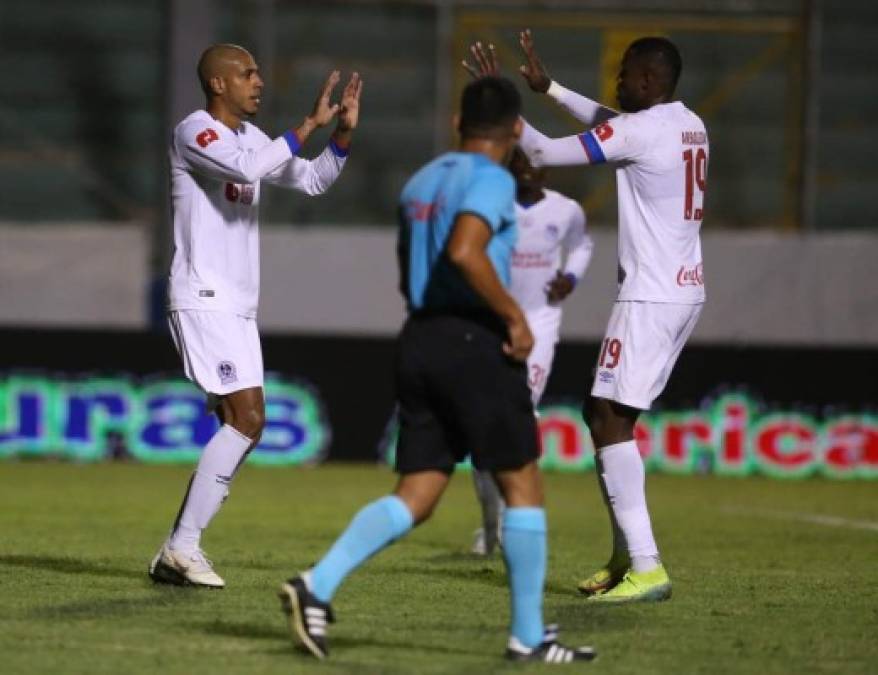 Eddie Hernández es felicitado por Yustin Arboleda tras su gol de penal que significó el 4-1 para los olimpistas.