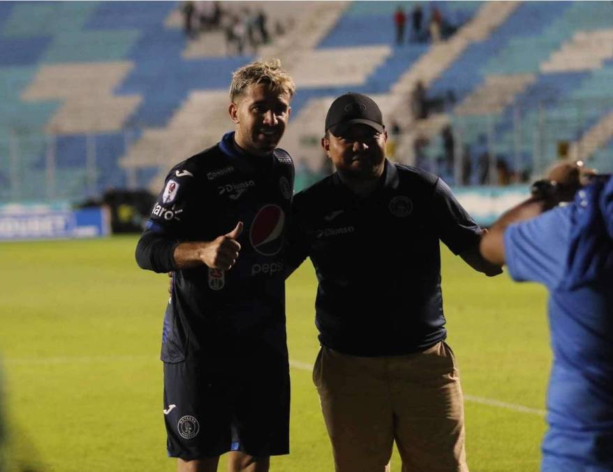 El delantero argentino accedió a tomarse fotos con los aficionados motagüenses.