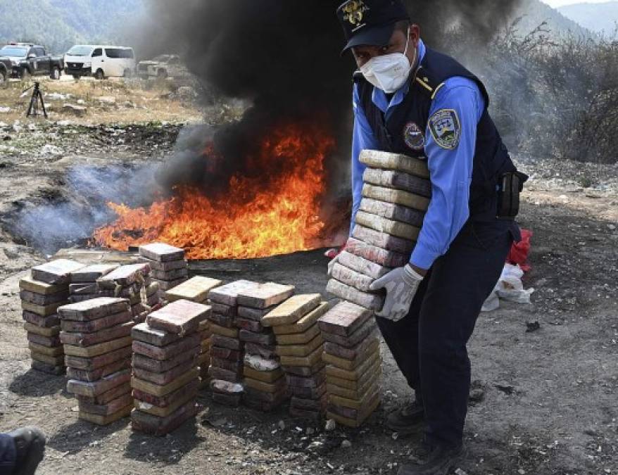 Se trataría de una de las incineraciones más grandes de droga decomisada por la Policía Nacional a través de la Dirección Nacional Policial Antidrogas. / Foto AFP
