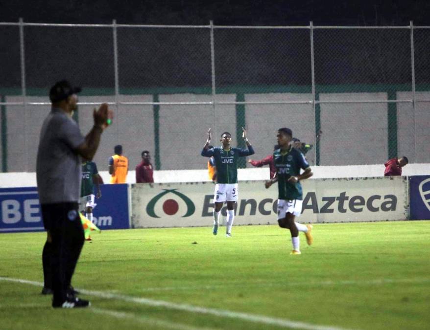 Luis Vega festejando su gol que adelantó al Marathón en el marcador 0-1 contra el Motagua.