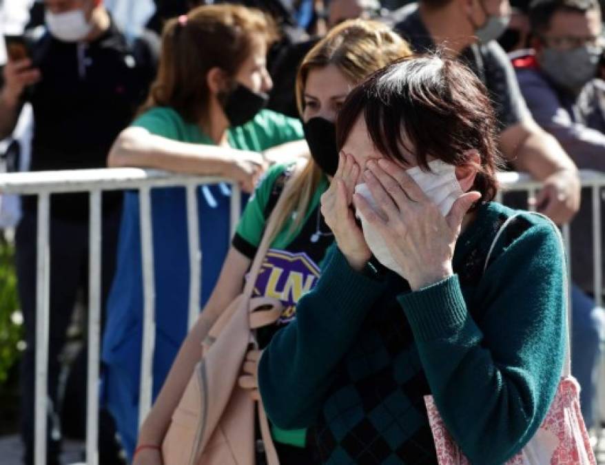 Esta señora no pudo contener las lágrimas en las afueras de Casa Rosada.