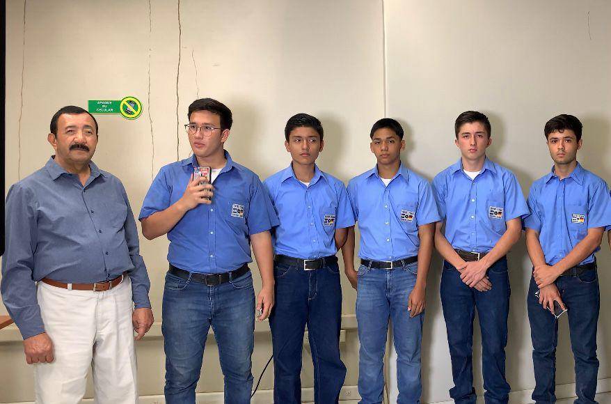 <b>Al trillizo varón Edwin Fernando Fuentes Villeda, segundo de derecha a izquierda, también le va muy bien en el colegio. Él estudia una carrera técnica en el Centro Técnico Hondureño Alemán de San Pedro Sula donde ha destacado junto a su equipo de trabajo en el taller qué realiza. Ya incursionó en olimpiadas de matemáticas.</b>