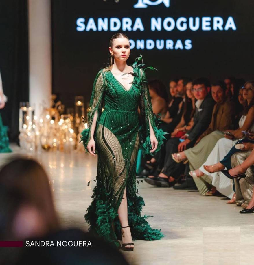 Así lució de hermosa Cecilia García con la poderosa colección ‘Indomable‘ de la diseñadora hondureña Sandra Noguera.
