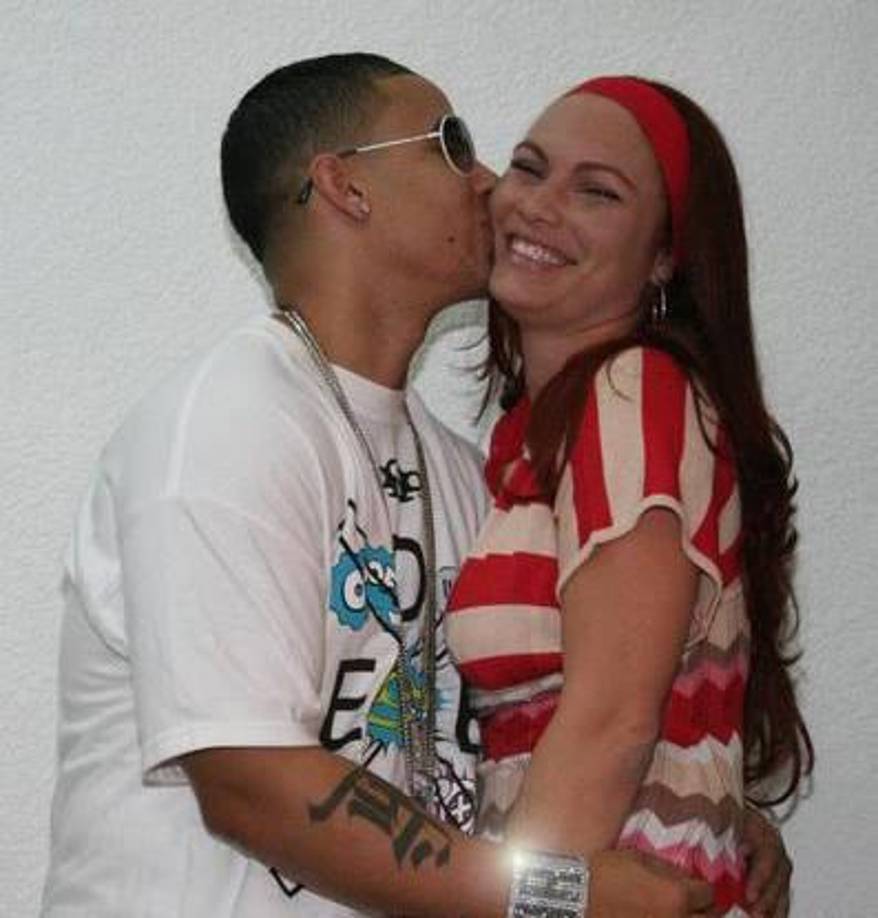 La pareja se conoció desde que eran jovencitos, iniciaron su noviazgo siendo adolescentes, cuando Daddy Yankee aún no era un cantante famoso. De hecho, su sueño era ser jugador de baseball, pero un balazo en la pierna impidió su sueño cuando apenas tenía 17 años. 