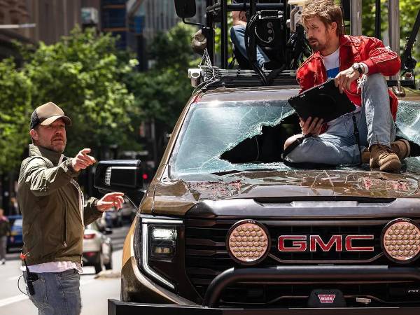 David Leitch dirige al actor Ryan Gosling en una escena de “Profesión peligro”.