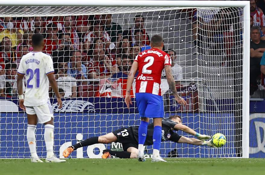 El portero esloveno Jan Oblak salvó al Atlético de Madrid en varias ocasiones en el segundo tiempo.