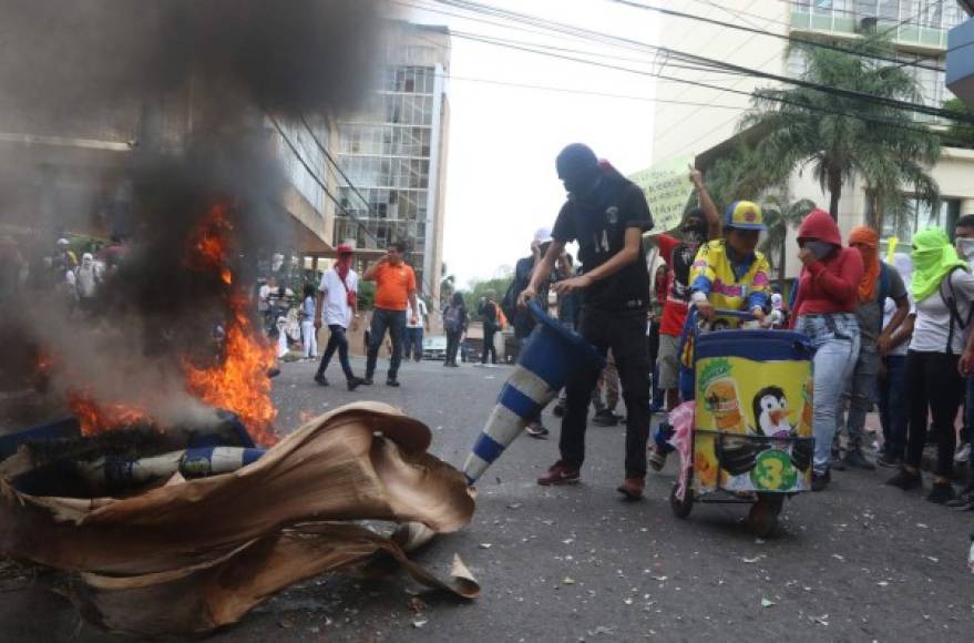 A raíz del enfrentamiento, los comercios e instituciones públicas y privadas cerraron sus edificios en el centro de Tegucigalpa, donde muchas personas han sido afectadas por el gas lacrimógeno lanzado por los policías.