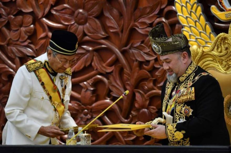 Rey de Malasia abdica tras boda secreta con Miss Moscú
