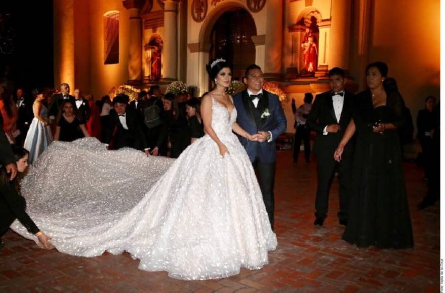Hace solo dos semanas, el pasado 27 de julio, Kimberly Flores y Edwin Luna celebraban su boda en la Catedral Metropolitana de Monterrey en México.