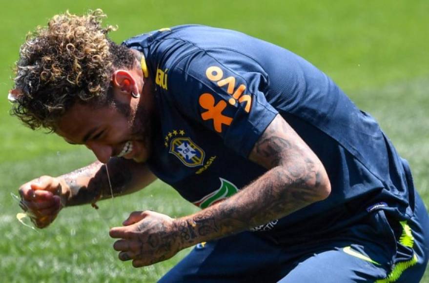 Neymar terminó bañado de huevos, el atacante comenzó la broma y al final también resultó siendo víctima del ataque.