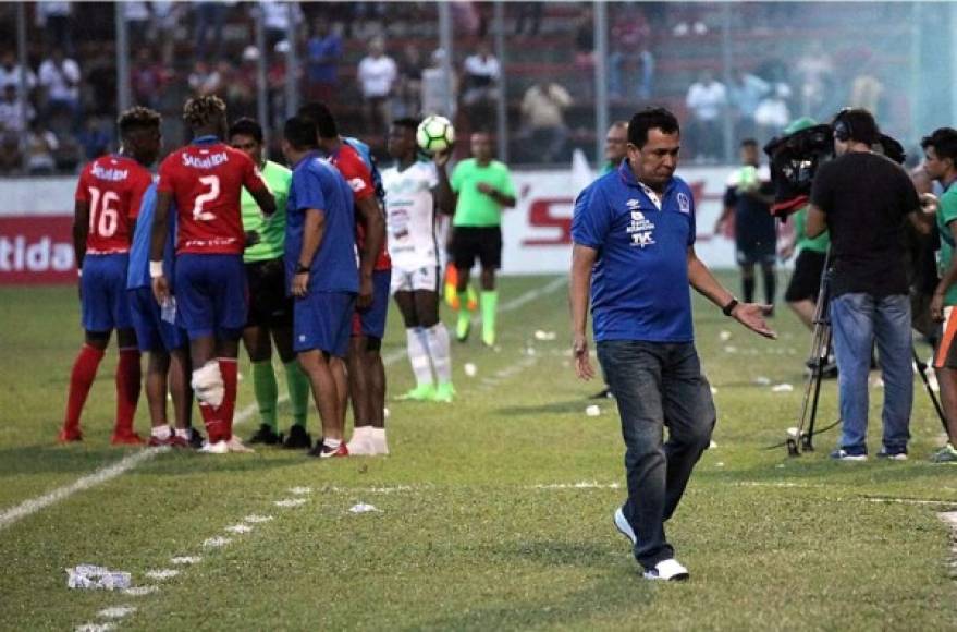 Nahún Espinoza, entrenador del Olimpia, fue expulsado por el árbitro en el partido contra el Platense.