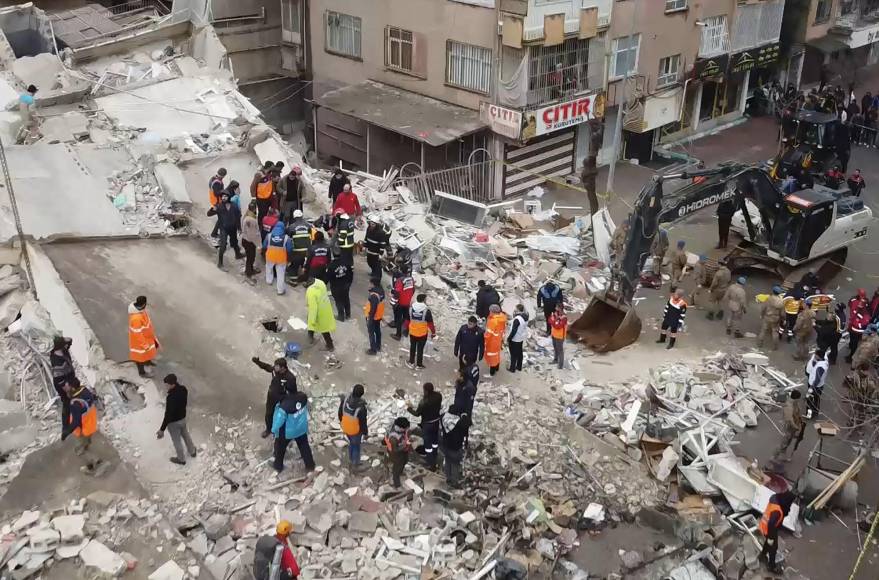 Un nuevo movimiento telúrico de magnitud 7,5 golpeó la zona a las 13H24 (10H24 GMT), a cuatro kilómetros al sureste de la localidad de Ekinozu, según el USGS. También se produjeron una cincuentena de réplicas, según Ankara.