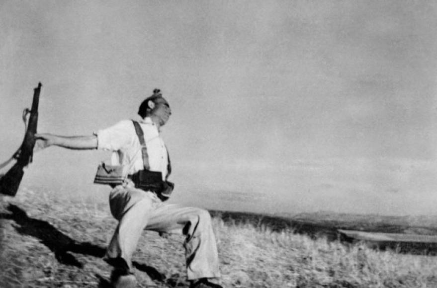 'Muerte de un miliciano'. Esta imagen tomada en 1936 por Robert Cappa captó el momento exacto en que una bala penetraba la cabeza de Federico Borrell García. La fotografía muestra la crudeza de una guerra civil sangrienta en EUA.