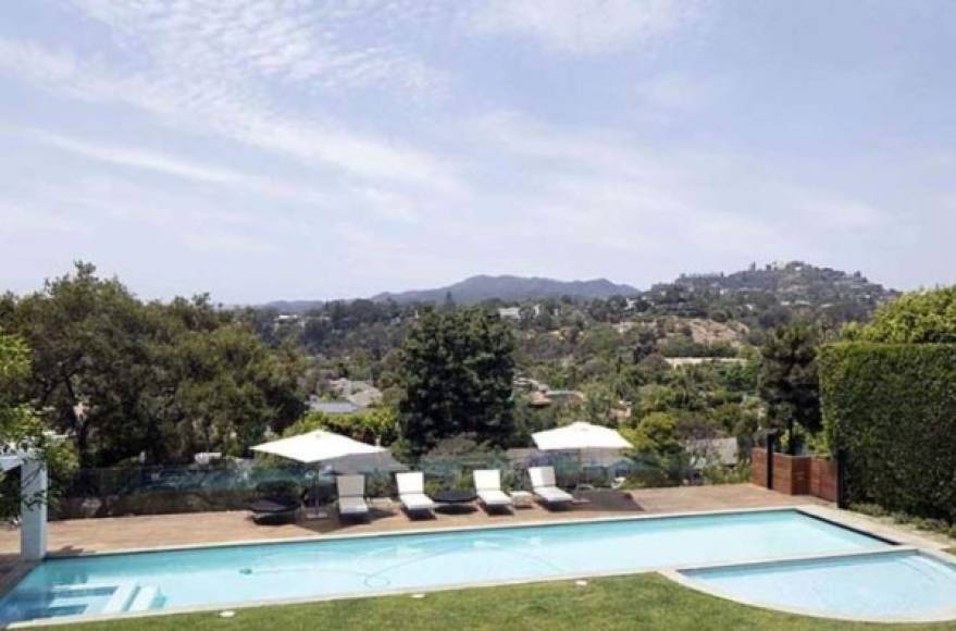 Además del lujo del tamaño y de las instalaciones, la residencia cuenta también con increíbles vistas al bosque y montañas que rodean el lugar.