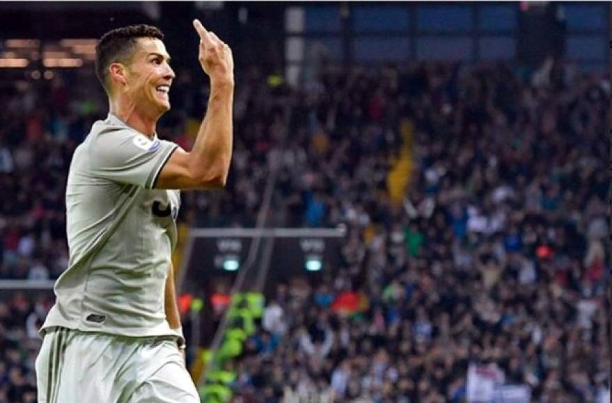 Cristiano Ronaldo empezando a hacer su habitual celebración tras marcar gol.
