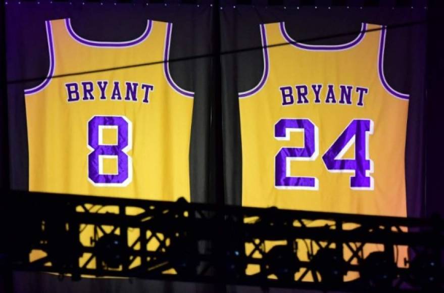 “Los seres queridos agradecen las plegarias y los mensajes de apoyo por Kobe, Gianna y sus amigos. Esto es una celebración de la vida”, dijo la locutora que abrió el evento, en presencia de la familia y estrellas de la NBA