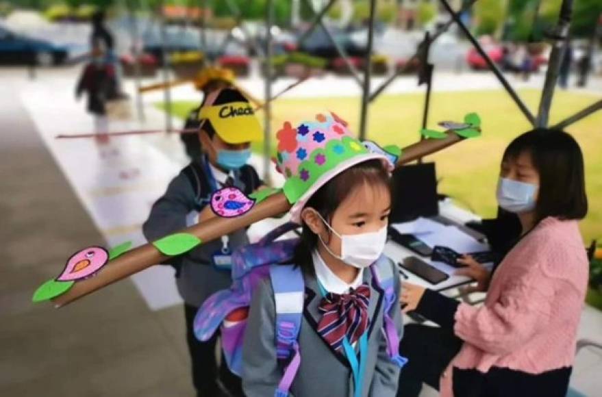 Todas las escuelas de Hangzhou implementaron esta medida para mantener las medidas de distancia social entre los menores tras el brote de coronavirus originado en Wuhan, China, que ha dejado más de 200,000 muertos en el mundo.