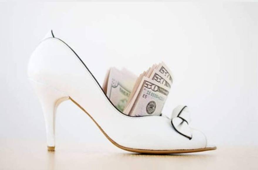 Otra de las tradiciones que se realiza en varios países latinos es la de colocar dinero en el zapato derecho, se presume que será un año nuevo de mucha prosperidad.