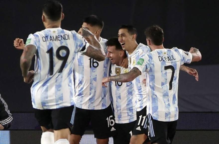Los jugadores argentino felicitando a su máxima estrella.