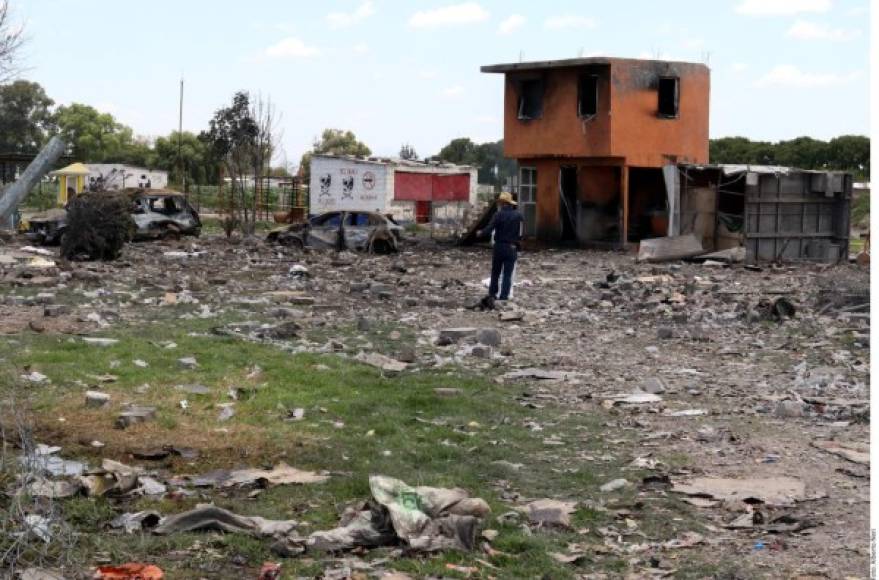 El diario Reforma informó que la explosión está controlada y que fueron consumidos al menos cuatro talleres de pirotecnia.Imagen de diario Reforma