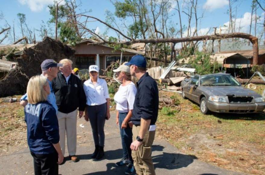 El presidente de EEUU, Donald Trump recorrió este lunes, junto a la primera dama Melania, las zonas devastadas por el huracán Michael en Florida, afirmando que 'la prioridad del Gobierno es proporcionar alimentos, electricidad y seguridad a las víctimas'.