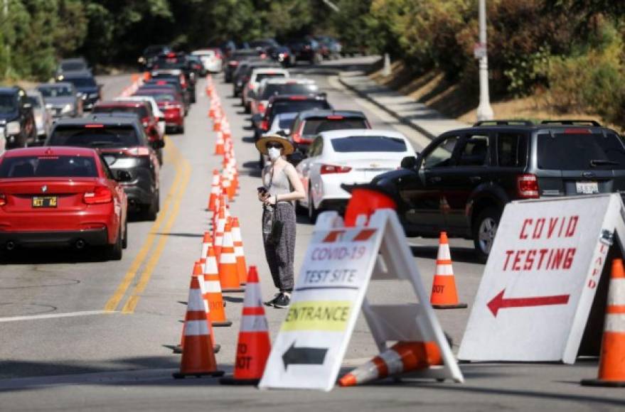 California, quinta economía del mundo con una población de 40 millones de habitantes, fue el primero en ordenar un confinamiento general a finales de marzo y ha puesto mucho énfasis en aumentar su capacidad de pruebas diagnóstico, clave, según expertos para lidiar con la enfermedad.<br/><br/>Hasta la fecha ha conducido 3,4 millones de pruebas, con un promedio diario actual de 100.000 testados.