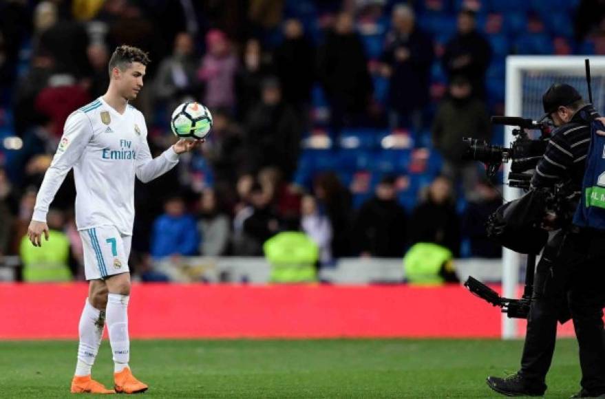 Tras el pitazo final del juego, Cristiano Ronaldo se fue a traer la pelota y se la llevó.