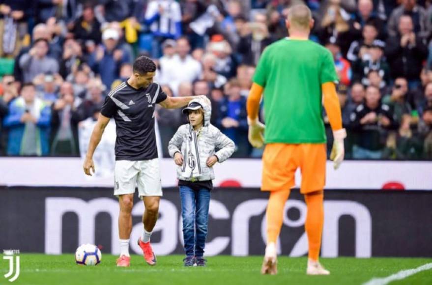 El pequeño aficionado de la Juventus burló la seguridad del estadio y entró al campo para saludar a Cristiano Ronaldo.