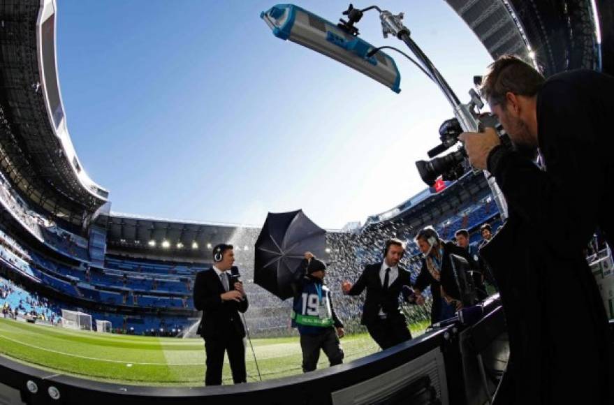 Los periodistas deportivos llegaron temprano al estadio Santiago Bernabéu para darle cobertura al partido.