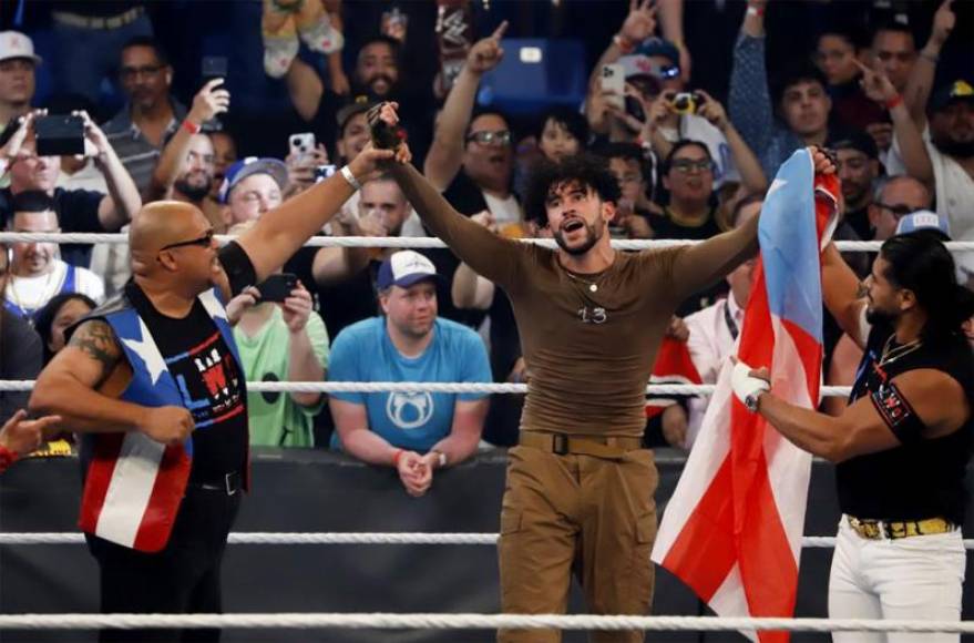El público enloqueció y ovacionó sin descanso al cantante mientras este se paseaba orgulloso por el ring con una bandera de su país.