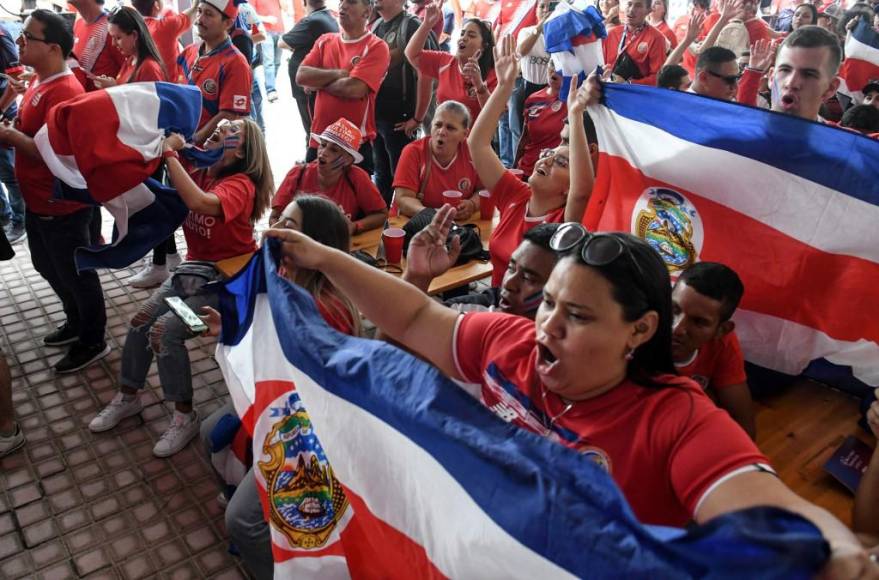 El asueto en Costa Rica era solo en la hora del juego, pero al final muchos se quedaron celebrando la clasificación al Mundial.