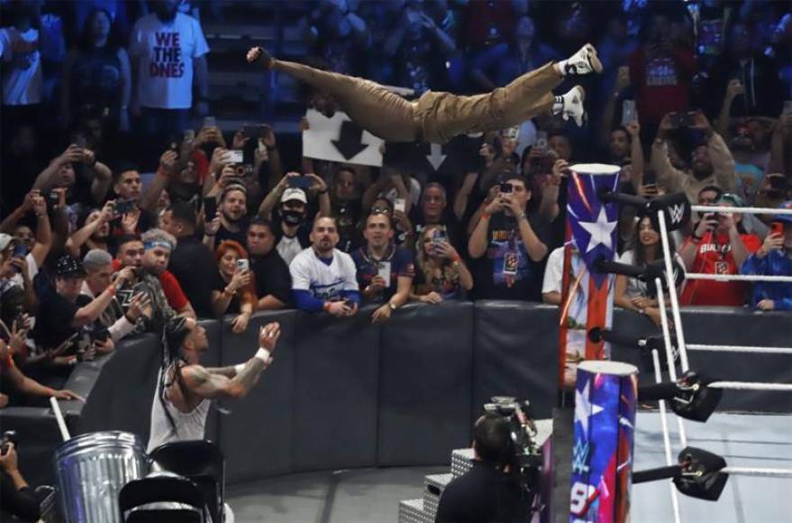Bad Bunny causa revuelo tras increíble “pelea callejera” en la WWE