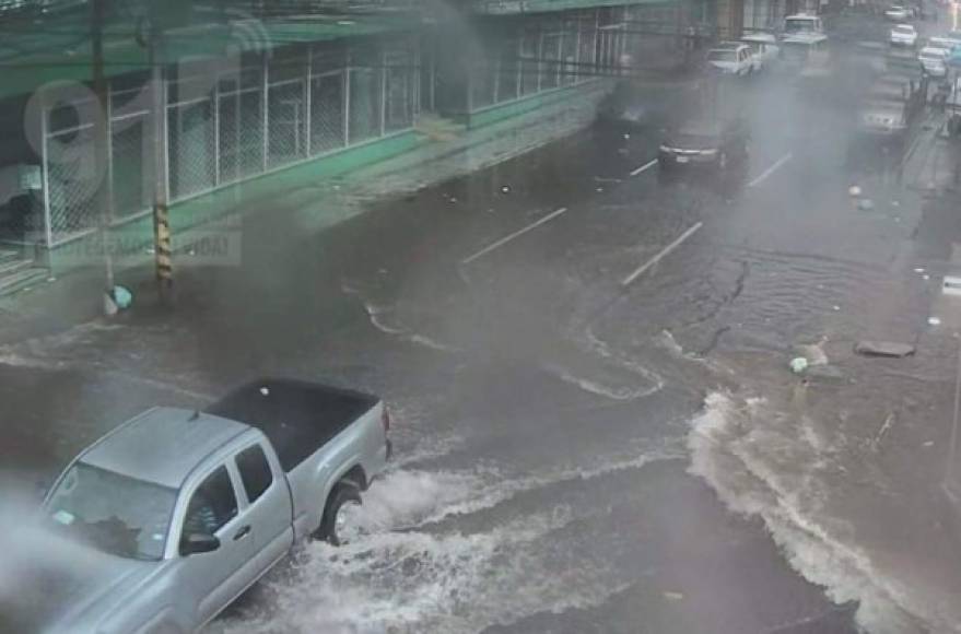 Desde la tarde del lunes, las lluvias del fenómenos se hicieron presentes y se mantuvieron durante gran parte de la noche, pero se han intensificado desde la madrugada de este martes.