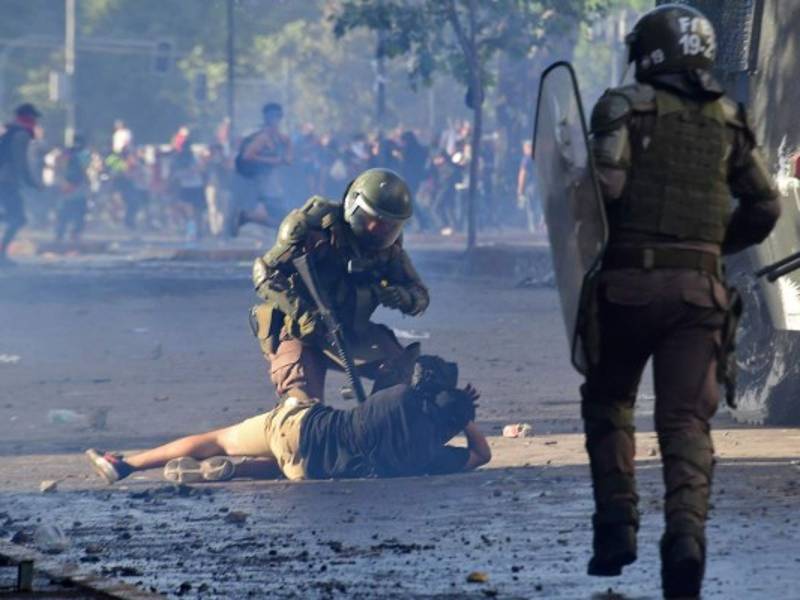 Manifestantes se enfrentan a los carabineros en las protestas de este miércoles en Santiago./AFP.