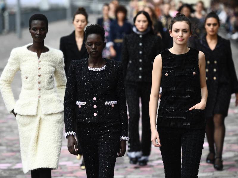 Modelos presentando las creaciones de Chanel durante la Women's Haute-Couture Fall/Winter 2023/2024 en la semana de la moda de París.