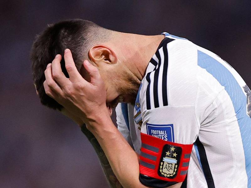 Lionel Messi terminó decepcionado luego de la derrota como local de Argentina ante Uruguay.