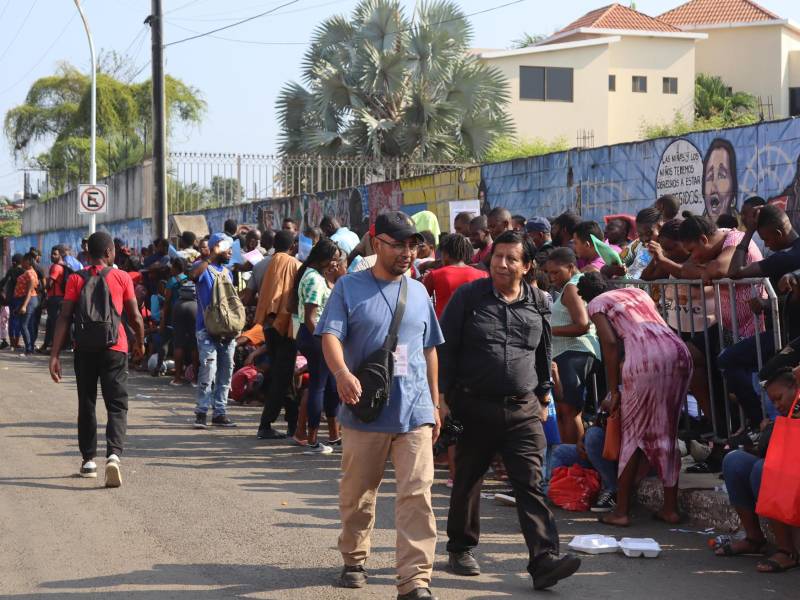 Cientos de migrantes siguen varados por falta de documentación en el sur de México.