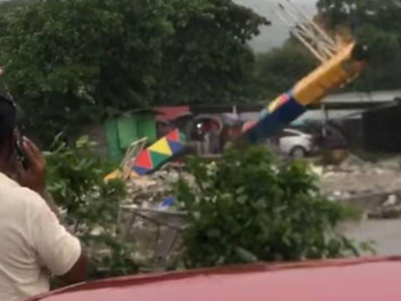Momento en que unas de las bases del puente peatonal en la Flor de Cuba colapsó por la crecida del río Bermejo en San Pedro Sula.