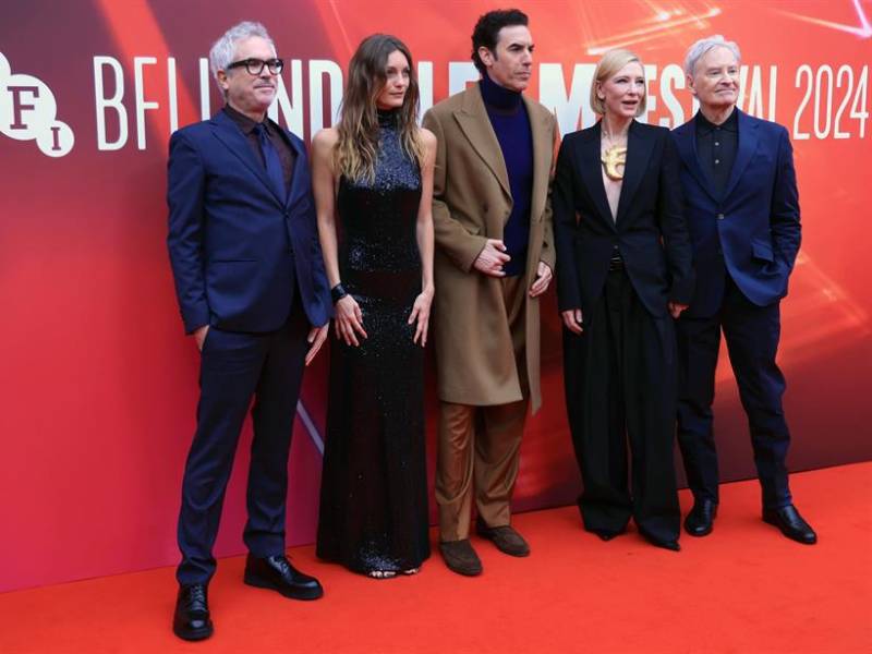 (De izquierda a derecha) Alfonso Cuarón, Leila George D’Onofrio, Sacha Baron Cohen, Cate Blanchett y Kevin Kline posan en la alfombra roja de la serie de televisión ‘Disclaimer’ en el Festival de Cine de Londres del BFI, en Londres, Reino Unido.