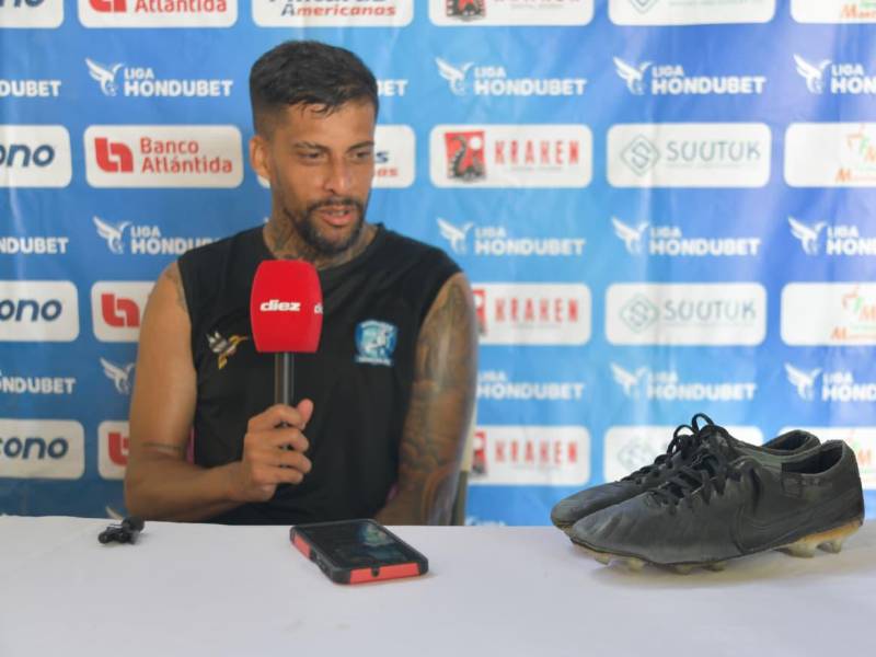 Gabriel Araújo contando la historia sobre sus tacos y el motivo especial.