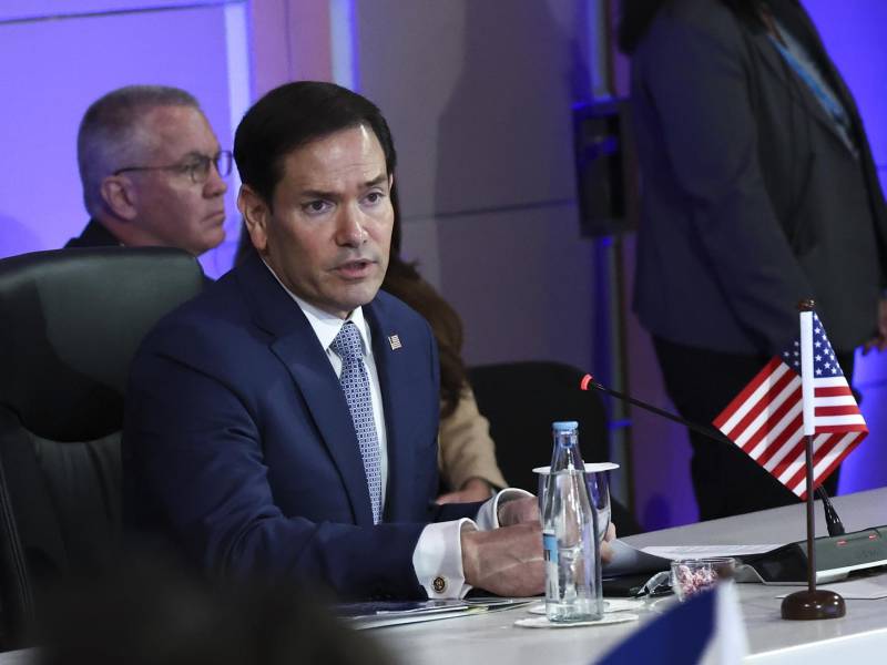 El secretario de Estado estadounidense,<b> Marco Rubio</b>, afirmó este jueves que Irán “suplica todos los días” a Washington “alcanzar un acuerdo” en el marco de la guerra, en declaraciones a la prensa durante la reunión de cancilleres de la <b>Asociación de Naciones del Sudeste Asiático </b>(ASEAN) celebrada esta semana en Manila. EFE/EPA/ELOISA LOPEZ / POOL