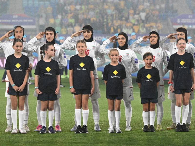 Las futbolistas de la selección de Irán cantando el himno de su país antes del inicio del partido de la Copa de Asia contra Australia. EFE/EPA/DAVE HUNT AUSTRALIA AND NEW ZEALAND OUT