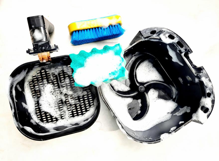 Los electrodomésticos de acero inoxidable son propensos a rayarse si les aplica productos abrasivos. Por lo tanto hay que utilizar únicamente un paño o esponja con agua y jabón.