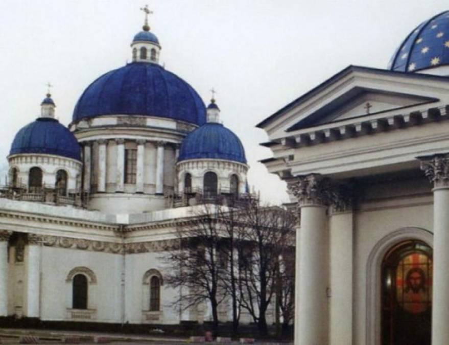 5 Septiembre 1991. La catedral de San Fracisco Javier, en la ciudad nipona de Yamaguchi, queda destruida y sus dos campanarios parcialmente inutilizados por un incendio que se propagó por la noche en el recinto.<br/>La catedral, construida en 1952 para conmemorar el 400 aniversario de la llegada del fundador de los jesuitas a Japón, era una gran atracción turística en esta prefectura por sus famosas descripciones grabadas en los ventanales de la vida del misionero español, que introdujo el cristianismo en Japón.