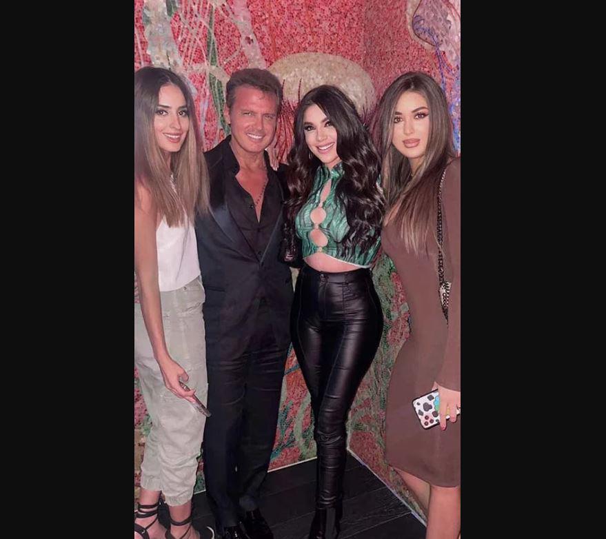 La foto de Luis Miguel junto a un grupo de influencer. El artista luce mucho más delgado y fresco que antes.