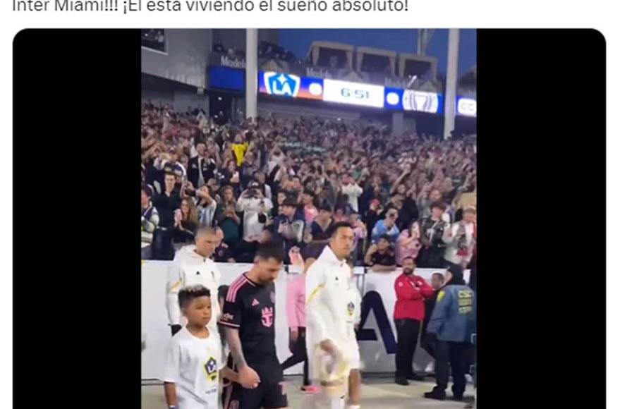 “Saint caminando junto a Messi en el campo esta noche en el partido entre LA Galaxy contra Inter Miami! <b>¡Está viviendo el sueño absoluto!”</b>, redactó Kim sobre el emotivo momento que atravesó su hijo. 