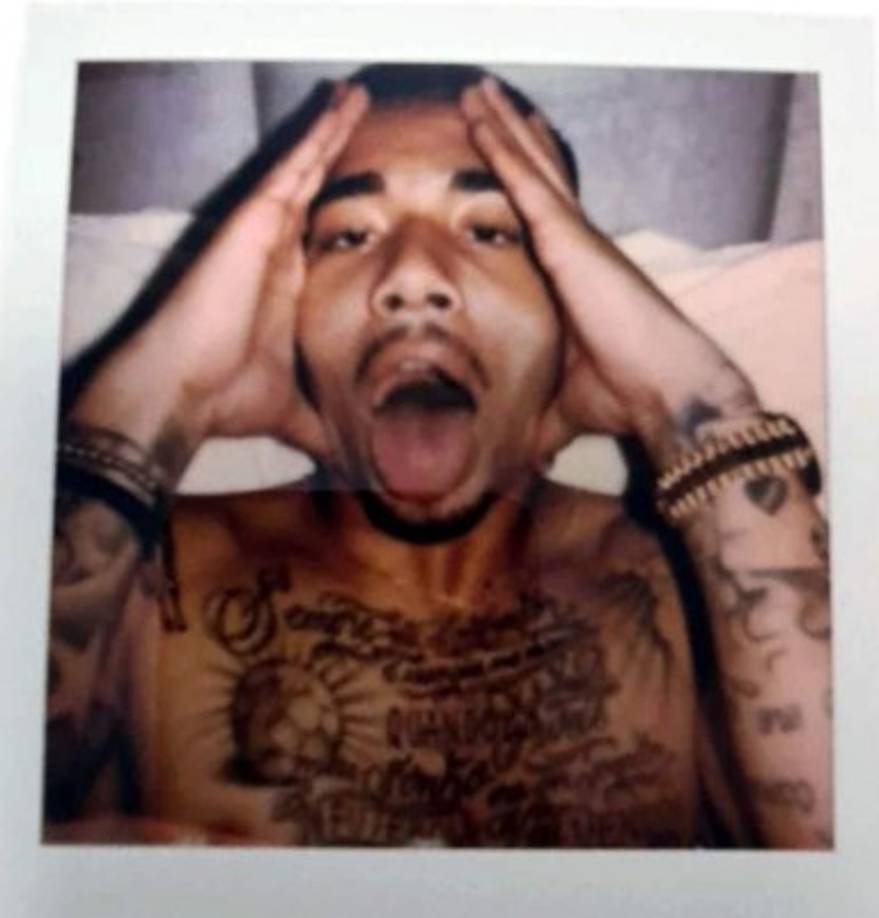 En otra fotografía que publicó The Sun aparece Gabriel Jesús muy tatuado haciendo una mueca para la cámara.