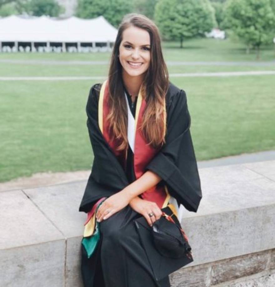 Schrier, de 24 años, se graduó con honores (cum laude) de la Universidad Virginia Tech con doble licenciatura en bioquímica y biología de sistemas y actualmente estudia un doctorado en farmacia en la Virginia Commonwealth University.<br/>