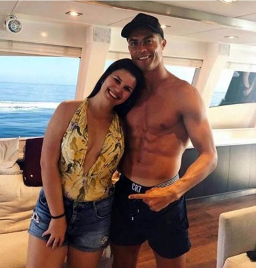 Cristiano Ronaldo junto a su hermana Katia Aveiro adentro del lujoso yate que alquiló para sus vacaciones. Foto Instagram