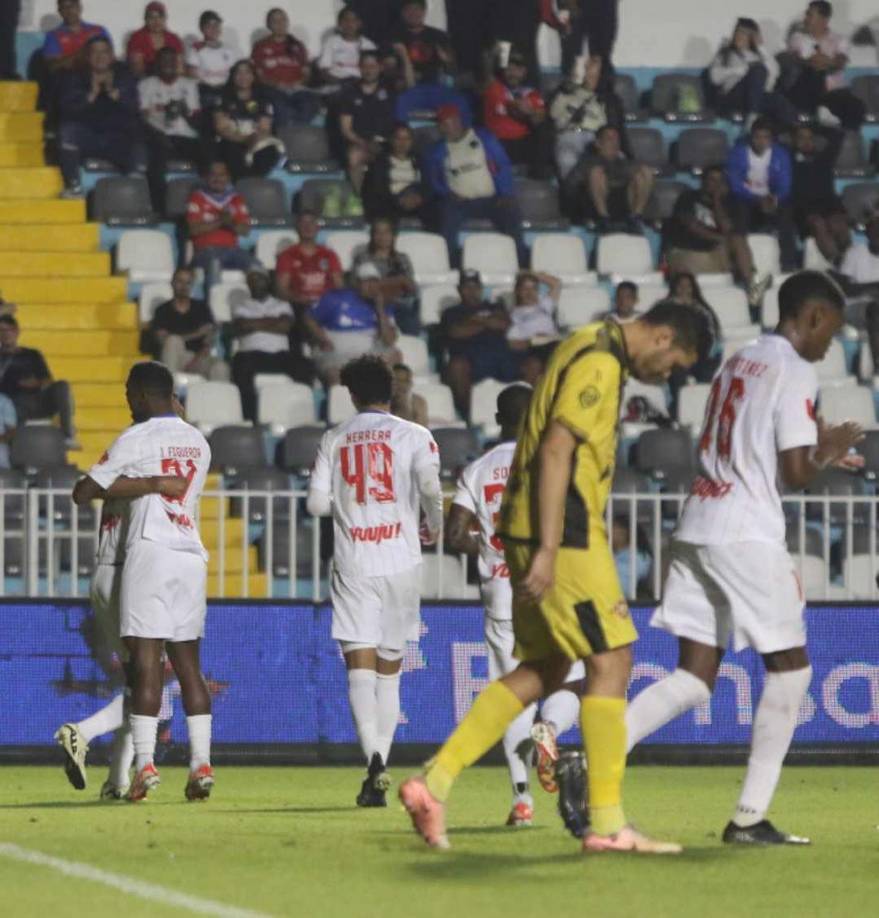Los jugadores del Olimpia festejan el segundo gol de Jerry Bengtson.